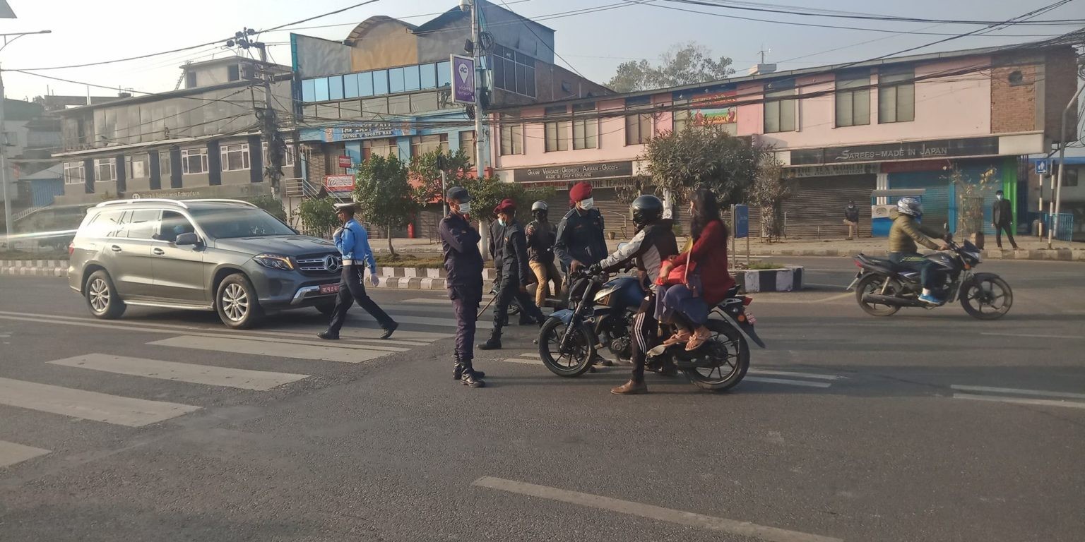 काठमाडौंमा सवारी चलाउन ‘टाइम कार्ड’ लागू, बैंकका कर्मचारीले सवारी चलाउन पाउने समय तोकियो